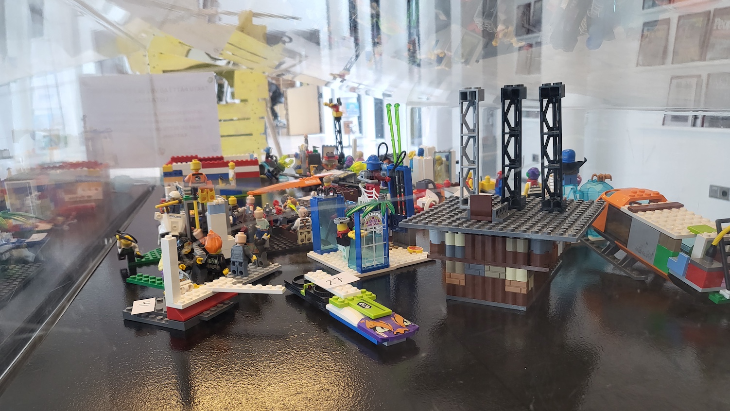 Legolistaverk í sýningarkassa
