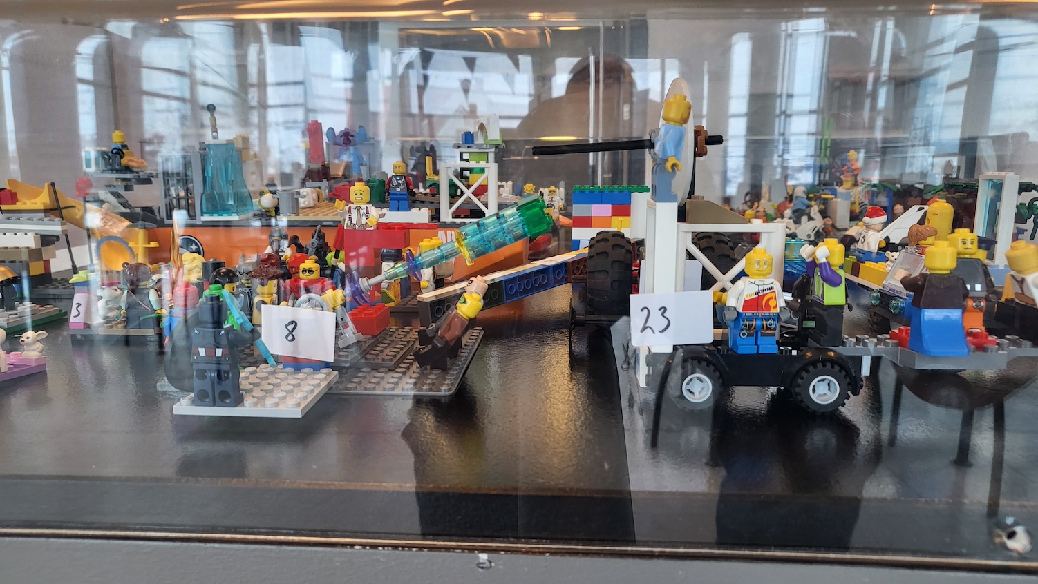 Legolistaverk í sýningarkassa