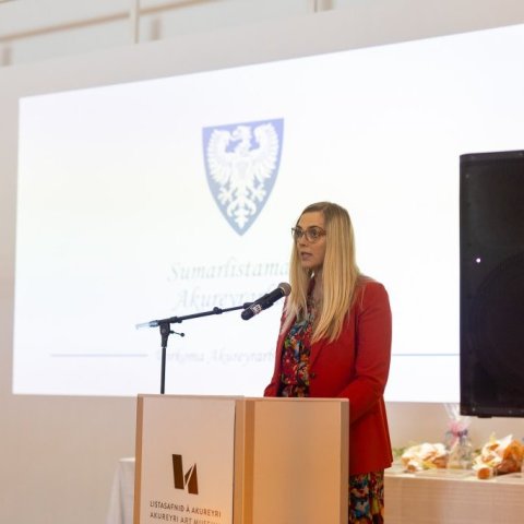 Ásthildur Sturludóttir bæjarstjóri kynnir sumarlistamann Akureyrarbæjar 2024.