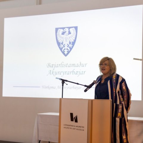 Jonna Jónborg Sigurðardóttir bæjarlistamaður Akureyrarbæjar 2024 flytur þakkarræðu.