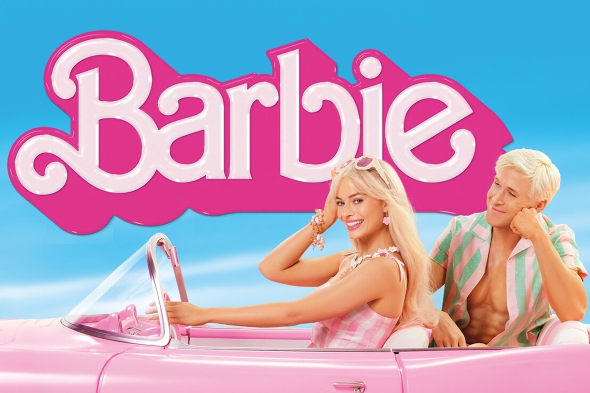 Kvikmyndaplakat fyrir Barbie-myndina (maður og kona sitja í bleikum bíl, með skærbláan himin í bakgrunni)